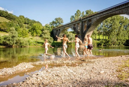 Famille se baignant dans les eaux du Tarn © CDT Pascale Walter