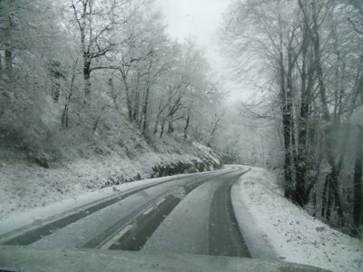 Route ambialet sous la neige